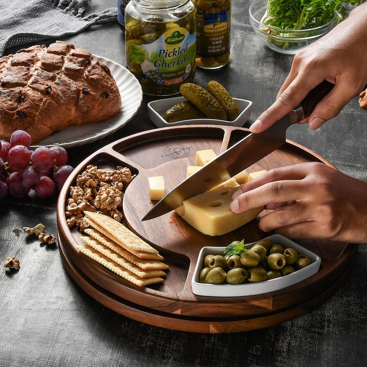 دکوراسیون میز با ظروف چوبی