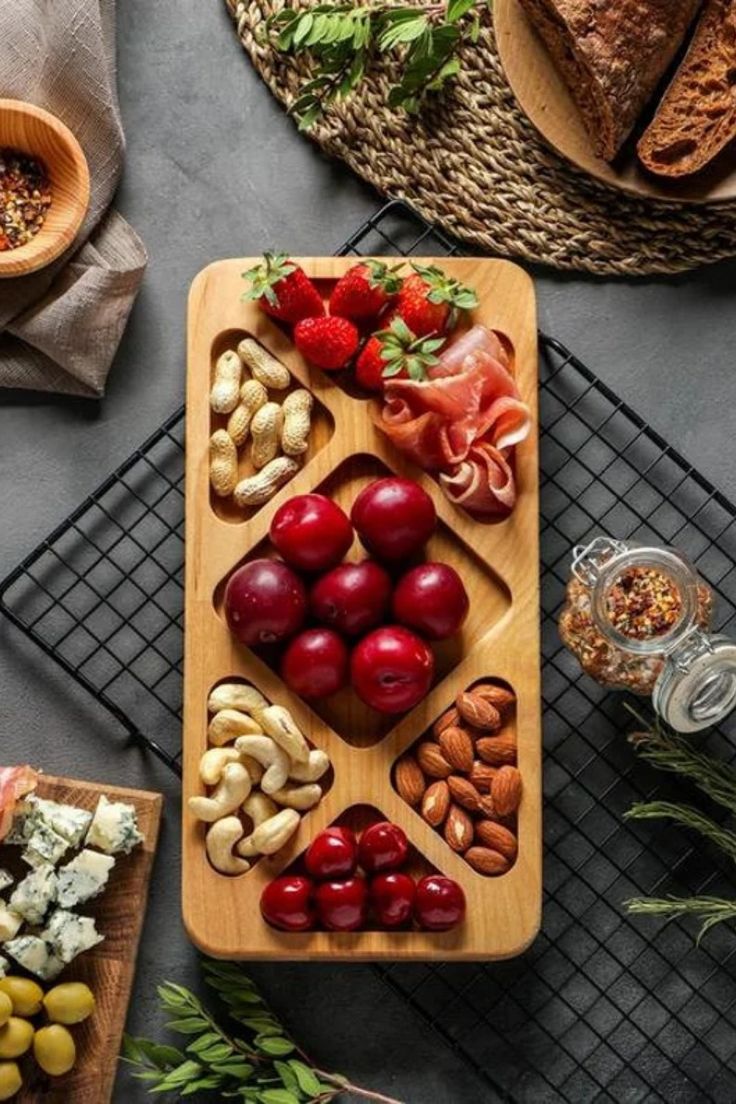 چیدمان میز صبحانه با ظروف چوبی