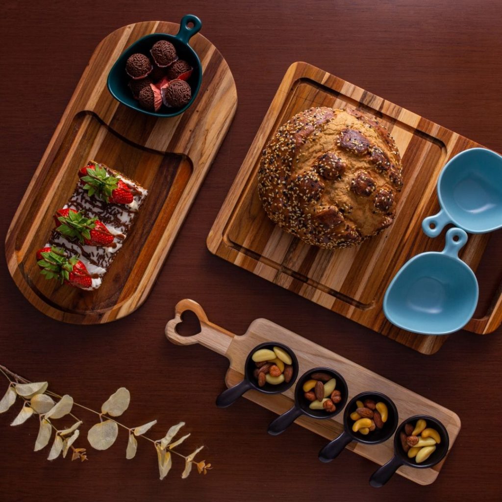 چیدمان میز صبحانه با ظروف چوبی